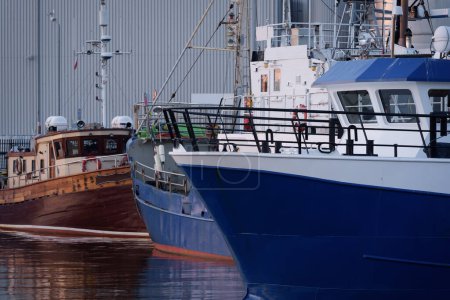 Téléchargez les photos : NAVIRES DE PÊCHE - Navires amarrés dans un port maritime - en image libre de droit