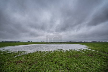 TIEMPO - Dramáticas nubes de lluvia sobre un campo empapado 