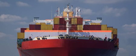 MARITIME TRANSPORT - Ein Containerschiff manövriert im Hafen zum Umschlagterminal