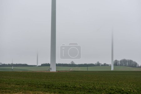 Foto de WIND FARM - Turbina eólica sobre el fondo de un cielo nublado - Imagen libre de derechos