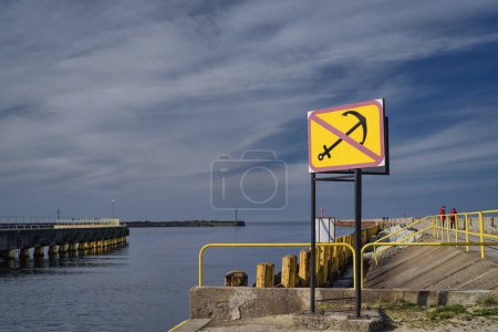 NAVIGATION MARK - Infrastructure of the quays and seaport breakwater