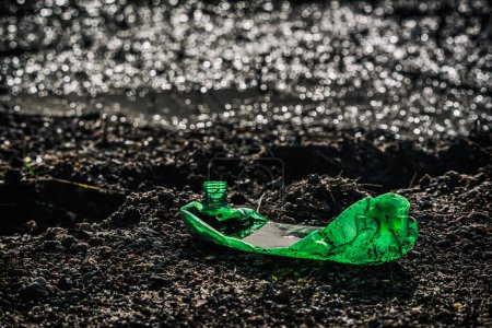 Téléchargez les photos : PET BOTTLE - Poubelles en plastique dans l'environnement naturel - en image libre de droit