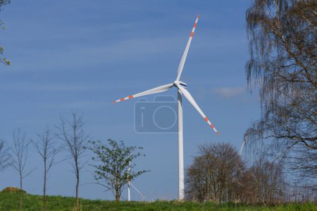 Foto de AGRICULTURA DE VIENTO - Turbinas en un paisaje de clima soleado - Imagen libre de derechos
