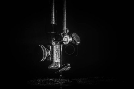 NEEDLE - Fragment einer alten Handnähmaschine
