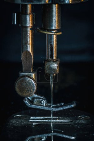 NEEDLE - Fragment einer alten Handnähmaschine