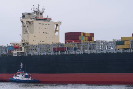 MARITIME TRANSPORT - Containerschiff fährt den Seehafen an