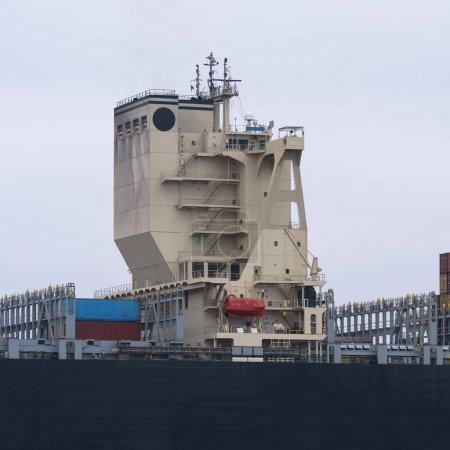 TRANSPORTE MARÍTIMO - Un buque portacontenedores maniobra en un puerto marítimo