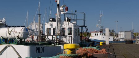 SEA PORT - Lotsenboot, Festmacherleinen am Poller am Kai