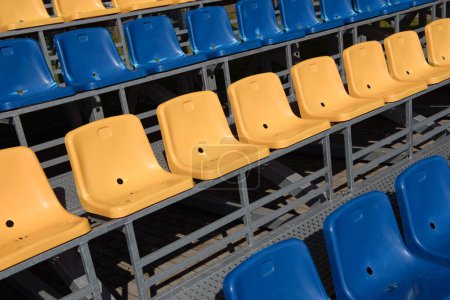 FACILIDADES DEPORTIVAS - tribunas para espectadores en un estadio de atletismo