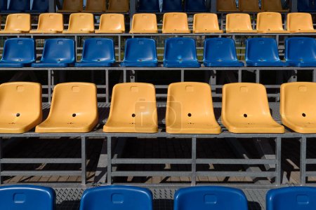 FACILIDADES DEPORTIVAS - tribunas para espectadores en un estadio de atletismo