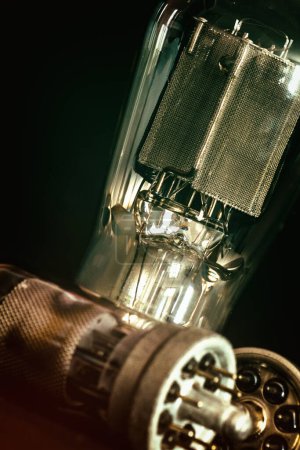 Téléchargez les photos : ELECTRON TUBE - Dispositif dans un boîtier en verre fermé utilisé dans les circuits électroniques pour contrôler le flux d'électrons - en image libre de droit