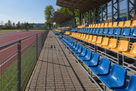 INSTALLATIONS SPORTIVES - tribunes pour spectateurs dans un stade d'athlétisme