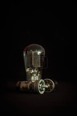 ELECTRON TUBE - Ein Gerät in einem geschlossenen Glasgehäuse, das in elektronischen Schaltkreisen zur Steuerung des Elektronenflusses verwendet wird