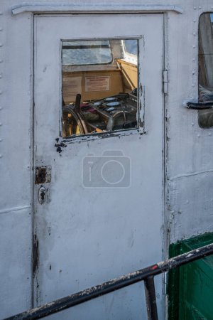 FISHBOAT - Eingang zum Steuerhaus der Skipper und drinnen ein Schild mit der Aufschrift "Müll ins Meer werfen verboten"