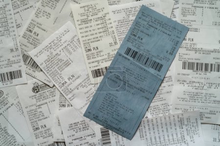 Téléchargez les photos : POMERANIE OCCIDENTALE - POLOGNE - 20 AVRIL 2024 : Stack of fiscal receipts from stores - en image libre de droit
