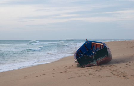 Einsames und verlassenes Einwandererboot Patera an der Atlantikküste Südspaniens