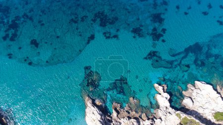 Foto de Imágenes aéreas de la playa de aguas cristalinas de Seitani en la isla del Egeo Samos - Imagen libre de derechos