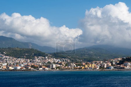 Foto de Vista de la isla del Egeo de Samos desde el mar con nubes blancas sobre las montañas - Imagen libre de derechos