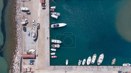 Foto de Pequeño puerto de yates visto desde la vista aérea del dron en la isla del Egeo de Samos - Imagen libre de derechos