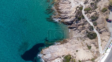 Luftaufnahme von Livadi Beach auf der Insel Ikaria an einem ruhigen Sommertag mit blauem, klarem Wasser