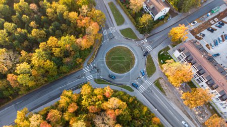 Foto de Vista aérea de carreteras y tráfico urbano junto a un colorido bosque en otoño - Imagen libre de derechos