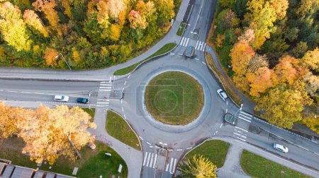 Foto de Vista aérea de carreteras y tráfico urbano junto a un colorido bosque en otoño - Imagen libre de derechos