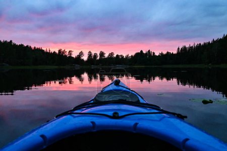 Foto de Vista en primera persona desde Kayak en un lago noruego natural en una noche mágica al atardecer - Imagen libre de derechos