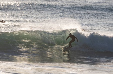 Foto de Joven surfista haciendo trucos en Caos de Meca. Costa Atlántica Española en Cádiz, lugar perfecto para practicar surf en Europa - Imagen libre de derechos