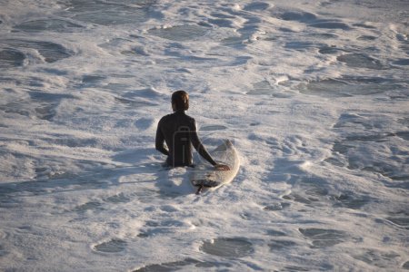 Foto de Surfista entrando en el agua para coger olas en Cádiz, España - Imagen libre de derechos