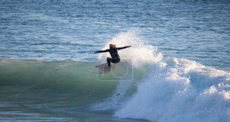 Foto de Hombre joven surfeando en Cádiz, Andalucía - Imagen libre de derechos