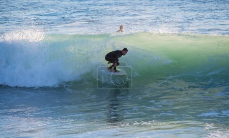 Foto de Joven surfista montando olas perfectas en la playa de El Palmar. Costa Atlántica Española en Cádiz, lugar perfecto para practicar surf en Europa - Imagen libre de derechos