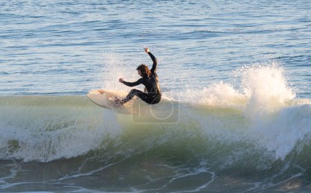 Foto de Joven surfista montando olas perfectas en la playa de El Palmar. Costa Atlántica Española en Cádiz, lugar perfecto para practicar surf en Europa - Imagen libre de derechos
