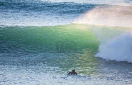 Foto de Surfista frente a grandes olas del Atlántico en Caos de Meca, Andalucía. Punto de surf español con hermosas olas en invierno - Imagen libre de derechos