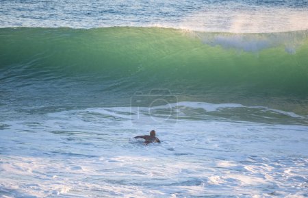 Foto de Surfista frente a grandes olas del Atlántico en Caos de Meca, Andalucía. Punto de surf español con hermosas olas en invierno - Imagen libre de derechos