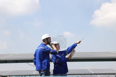 Téléchargez les photos : Engineer working at solar farm - en image libre de droit