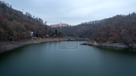 Téléchargez les photos : Château de Bitov vue de la rivière à la fin de l'automne - en image libre de droit
