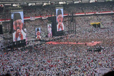 Téléchargez les photos : Jakarta, Indonésie - 13 avril 2019 : Le candidat à la vice-présidence de Jokowi prononce un discours lors du rassemblement final au stade Gelora Bung Karno devant ses partisans - en image libre de droit