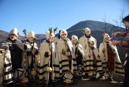 Foto de Gara Bov, Bulgaria - 25 de diciembre de 2012: Villancicos festivos circundan las casas del pueblo de Bov y cantan canciones navideñas. Desean a la gente de la aldea salud, riqueza y felicidad. - Imagen libre de derechos