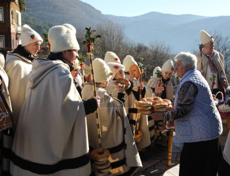 Téléchargez les photos : Gara Bov, Bulgarie - 25 décembre 2012 : Des chants de fêtes font le tour des maisons du village de Bov et chantent des chants de Noël. Ils souhaitent aux habitants du village santé, richesse et bonheur. - en image libre de droit
