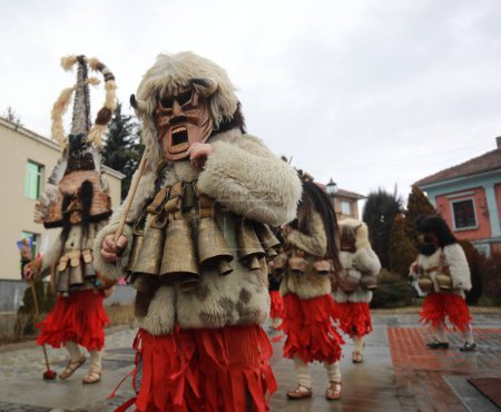 Téléchargez les photos : Breznik, Bulgaria - January 21, 2023: Unidentified people with traditional Kukeri costume are seen at the Festival of the Masquerade Games Surova in Breznik, Bulgaria - en image libre de droit