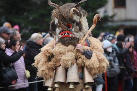 Téléchargez les photos : Breznik, Bulgaria - January 21, 2023: Unidentified people with traditional Kukeri costume are seen at the Festival of the Masquerade Games Surova in Breznik, Bulgaria - en image libre de droit