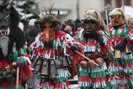 Téléchargez les photos : Breznik, Bulgarie - 20 janvier 2024 : Des personnes non identifiées avec le costume traditionnel Kukeri sont vues au Festival des Jeux de la Mascarade Surova à Breznik, Bulgarie. - en image libre de droit