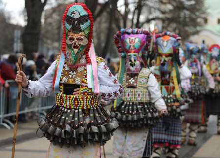 Téléchargez les photos : Pernik, Bulgarie - 27 janvier 2024 : 30e festival international de mascarade Surva à Pernik, Bulgarie. Les gens avec un masque appelé danse Kukeri et effectuer pour effrayer les esprits maléfiques. - en image libre de droit