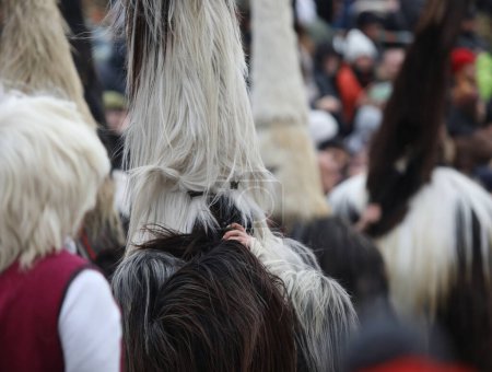 Téléchargez les photos : Pernik, Bulgarie - 27 janvier 2024 : 30e festival international de mascarade Surva à Pernik, Bulgarie. Les gens avec un masque appelé danse Kukeri et effectuer pour effrayer les esprits maléfiques. - en image libre de droit