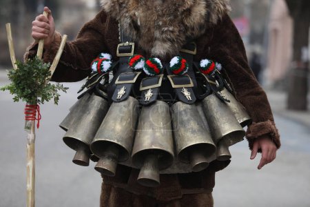 Téléchargez les photos : Kyustendil, Bulgarie - 10 février 2024 : Premier festival de mascarade "Djamala" à Kyustendil, Bulgarie. Les gens avec un masque appelé danse Kukeri et effectuer pour effrayer les esprits maléfiques. - en image libre de droit