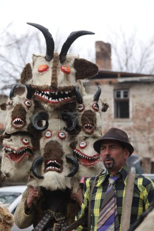 Foto de Kyustendil, Bulgaria - 10 de febrero de 2024: Primer festival de máscaras "Djamala" en Kyustendil, Bulgaria. La gente con máscara llamada Kukeri baila y actúa para asustar a los espíritus malignos. - Imagen libre de derechos