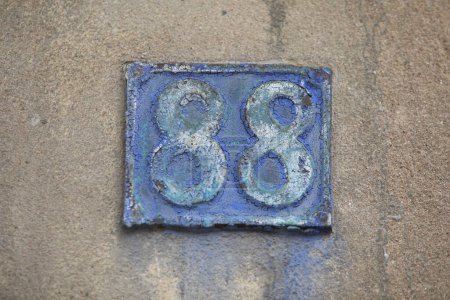 Plaque de rue en céramique carrée vintage avec numéro. Gros plan, marque.