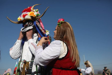 Téléchargez les photos : Elin Pelin, Bulgarie - 17 février 2024 : Festival de mascarade à Elin Pelin, Bulgarie. Les gens avec un masque appelé danse Kukeri et effectuer pour effrayer les esprits maléfiques. - en image libre de droit