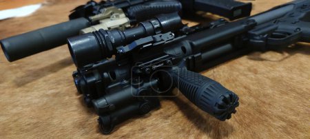 Téléchargez les photos : Détail du fusil de chasse tactique KEL TEC KSG 12 Police, lampe de poche SUREFIRE M951, laser LE117G Elite, photo - en image libre de droit