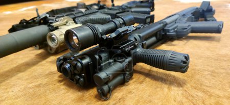 Téléchargez les photos : Vue du fusil de chasse tactique KEL TEC KSG 12, lampe de poche, laser LE117G Elite, AR-15 PAR MK3 fusil à chargement automatique, .223 Rem, dispositif de vision nocturne, photo - en image libre de droit